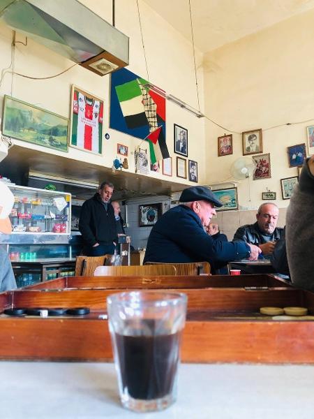 Camisa do Deportivo Palestino em bar na Palestina