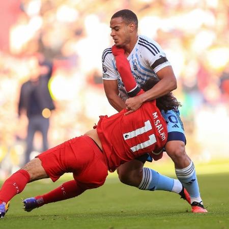 Murillo, do Forest, disputa lance com Salah, do Liverpool, em jogo do Inglês
