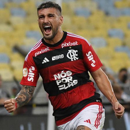 Arrascaeta comemora gol do Flamengo diante do Palmeiras no Brasileirão