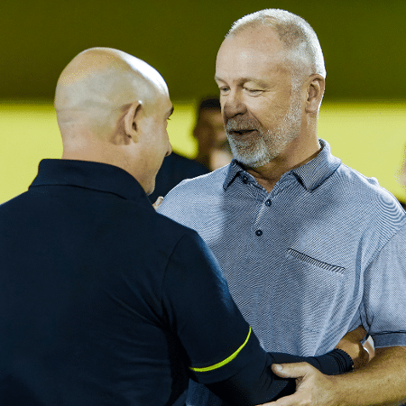 Os técnicos Márcio Zanardi e Mano Menezes se cumprimentando antes do jogo entre São Bernardo e Corinthians, pelo Paulistão 2024 Os técnicos Márcio Zanardi e Mano Menezes se cumprimentando antes do jogo entre São Bernardo e Corinthians, pelo Paulistão 2024
