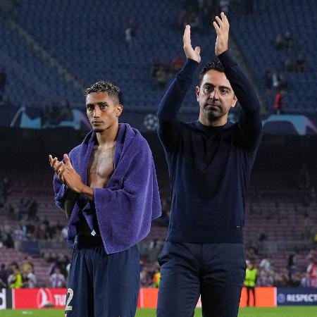 Raphinha, atacante, e Xavi, técnico do Barcelona