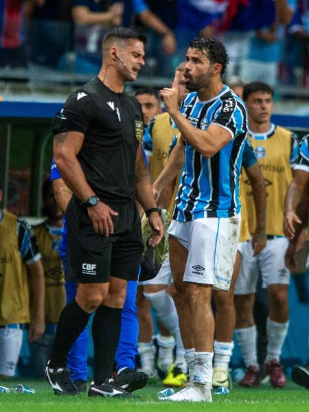 Diego Costa, do Grêmio, discute com quarto árbitro após ser expulso contra o Bahia - Jhony Pinho/AGIF