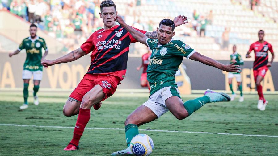 Rony, do Palmeiras, em ação contra o Athletico