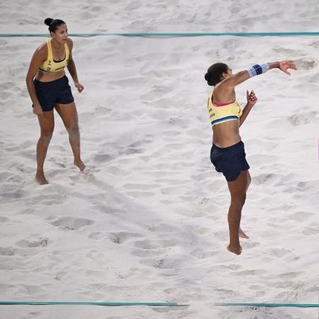 Ana Patrícia e Duda em ação pelo Brasil contra Espanha no vôlei de praia feminino em Paris