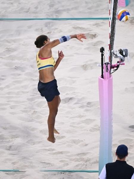 Ana Patrícia e Duda em ação pelo Brasil contra Espanha no vôlei de praia feminino em Paris