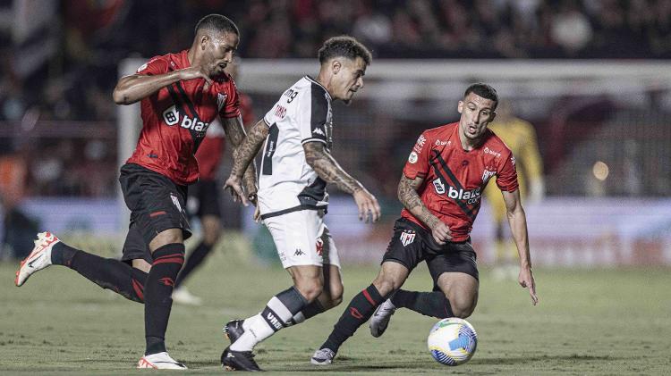 Philippe Coutinho é marcado por dois em duelo entre Atlético-GO e Vasco, na Copa do Brasil