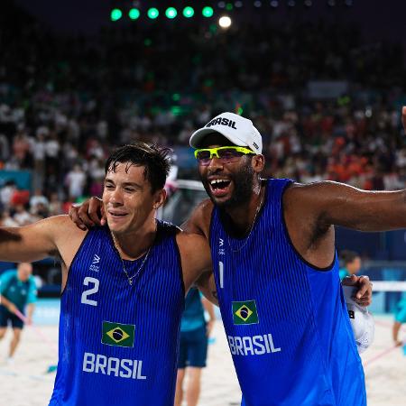 Brasileiros Evandro e Arthur comemoram após garantirem a vaga nas quartas de final do vôlei de praia das Olimpíadas