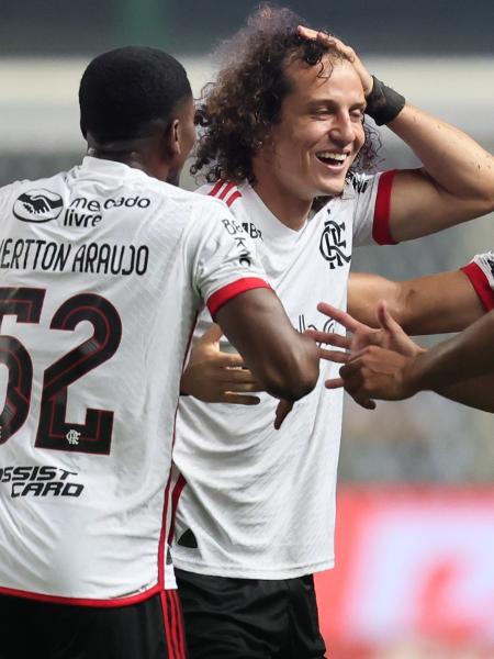 David Luiz é abraçado após marcar em Cruzeiro x Flamengo, partida do Campeonato Brasileiro