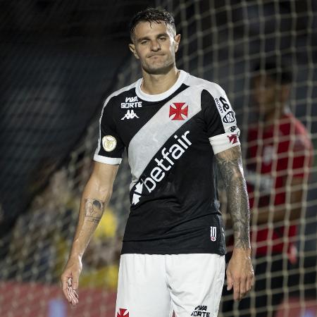 Vegetti se lamenta durante jogo entre Vasco e Atlético-GO pelo Brasileirão