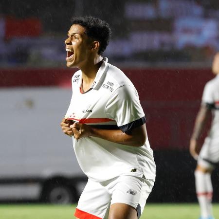 Ryan Francisco comemora seu gol pelo sub-20 do São Paulo