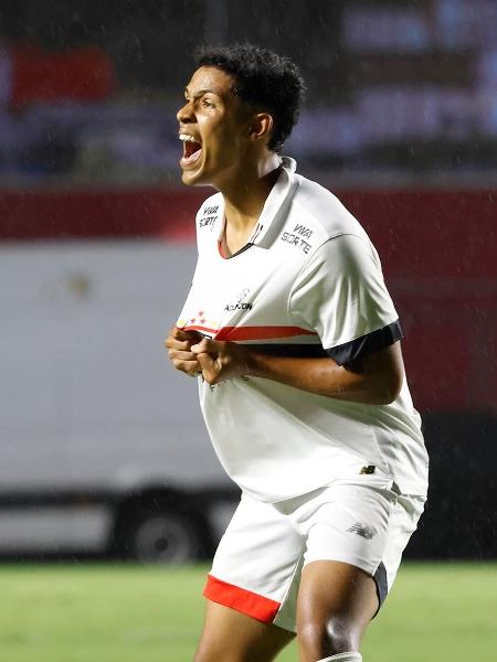 Ryan Francisco comemora seu gol pelo sub-20 do São Paulo