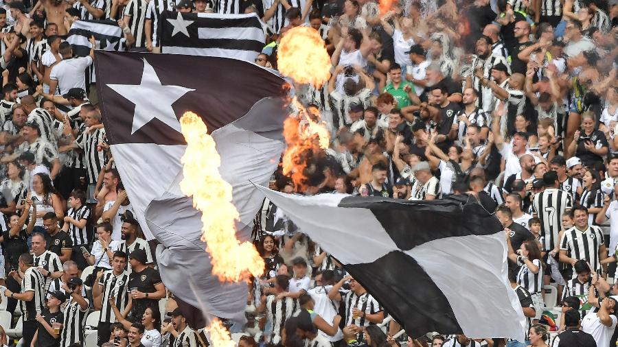 Torcedores do Botafogo fazem festa no Nilton Santos durante jogo contra o São Paulo - Thiago Ribeiro/AGIF