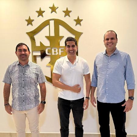 Daniel Vasconcelos, presidente da Federação de Futebol do Distrito Federal, Gustavo Dias Henrique, diretor de relações institucionais da CBF, e Renato Junqueira, secretário de Esporte do Distrito Federal Daniel Vasconcelos, presidente da Federação de Futebol do Distrito Federal, Gustavo Dias Henrique, diretor de relações institucionais da CBF, e Renato Junqueira, secretário de Esporte do Distrito Federal