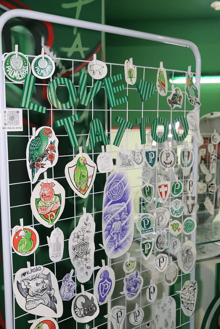 Um estúdio de tatuagem é uma das atrações que mais chamam a atenção no Camarote Fan Zone no Allianz Parque Um estúdio de tatuagem é uma das atrações que mais chamam a atenção no Camarote Fan Zone no Allianz Parque