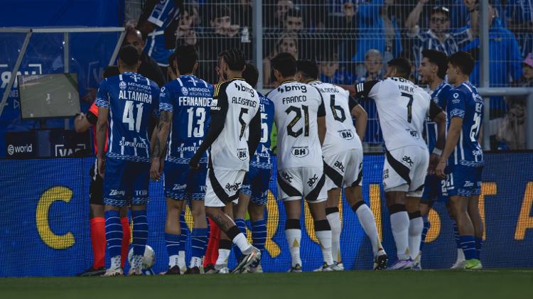 Jogadores tentam acompanhar revisão do árbitro no VAR; pênalti foi anulado Jogadores tentam acompanhar revisão do árbitro no VAR; pênalti foi anulado
