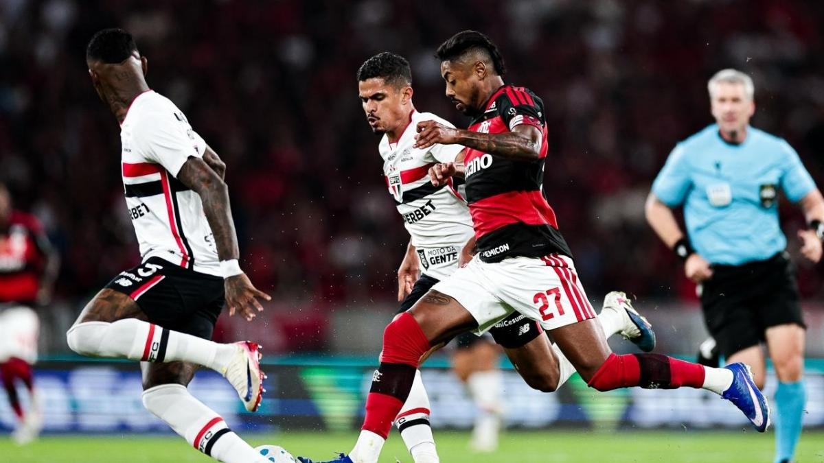 Flamengo sai na frente, mas São Paulo arranca empate e 'ajuda' o Palmeiras