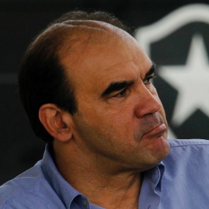 Técnico do Botafogo, Ricardo Gomes observa treinamento dos jogadores no Engenhão - undefined