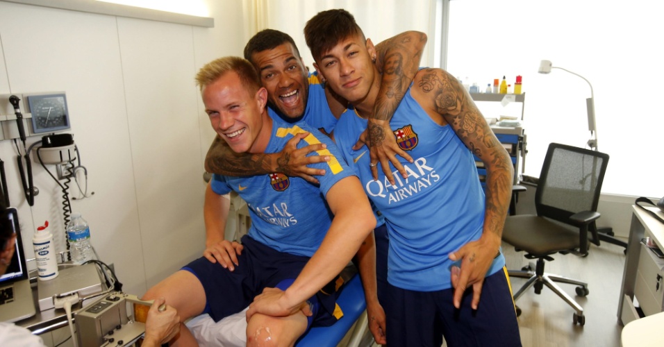 Andre ter Stegen (e), Dani Alves e Neymar fazem exames médicos na reapresentação ao Barcelona