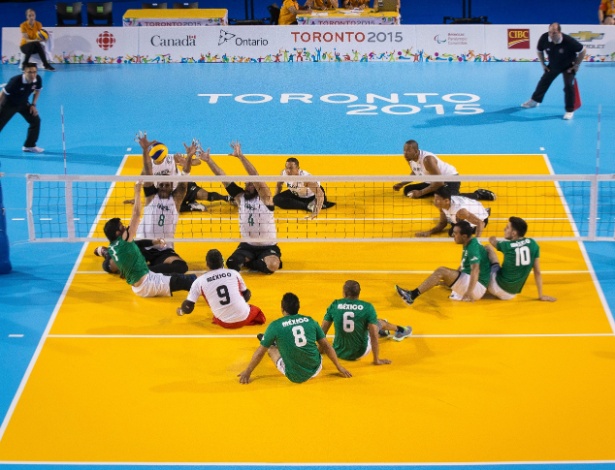 Seleção brasileira de vôlei sentado em ação na vitória sobre o México na estreia no Parapan de Toronto