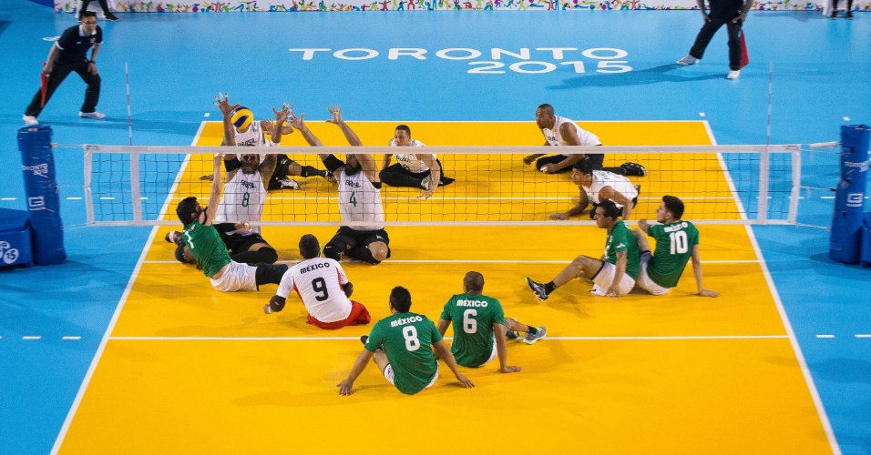 Seleção brasileira de vôlei sentado em ação na vitória sobre o México na estreia no Parapan de Toronto