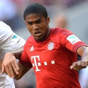 Douglas Costa, do Bayern de Munique, conduz a bola e é marcado por Alexander Esswein, do Augsburg - CHRISTOF STACHE/AFP