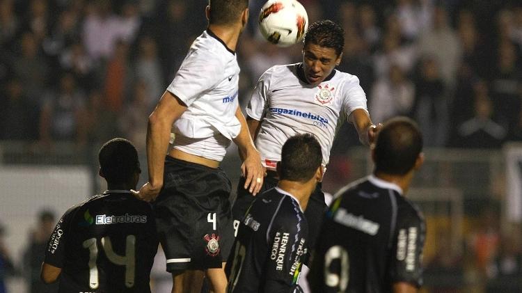 Paulinho fez o gol da vitória do Corinthians contra o Vasco na Libertadores de 2012