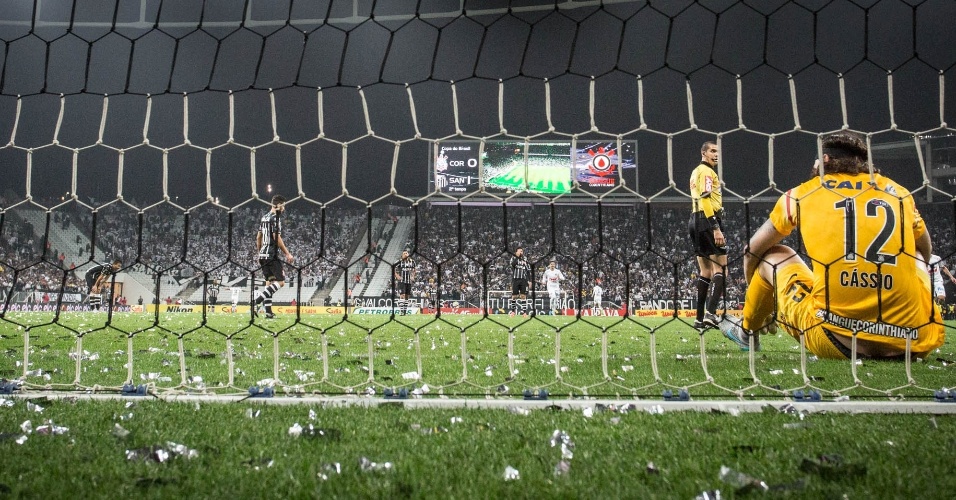 28.ago - Cássio, sentado no chão, lamenta gol sofrido contra o Santos, no segundo jogo das oitavas de final da Copa do Brasil, marcado por Ricardo Oliveira