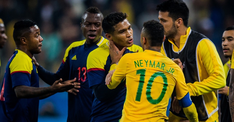 Após cometer falta, Neymar discute com Teo Gutiérrez
