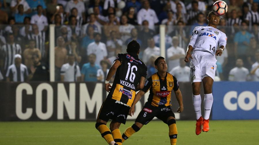 Santos e The Strongest voltam a se encontrar nesta terça-feira - REUTERS/Paulo Whitaker