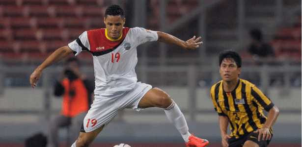 Patrick Fabiano, jogador da seleção de Timor-Leste, em jogo das eliminatórias - Mohd Rasfan/Agence France-Presse ? Getty Images