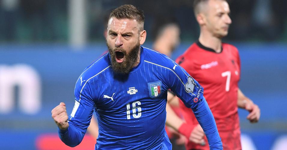 De Rossi comemora gol da Itália marcado contra a Albânia