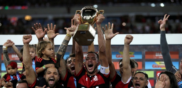 Réver ergue a taça do título Carioca conquistado recentemente pelo Flamengo - Ricardo Moraes/Reuters