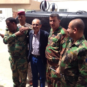 Técnico Jorvan Vieira tira foto com oficiais do Exército do Iraque - Arquivo pessoal - Arquivo pessoal