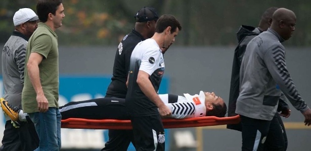 Ricardo Oliveira é retirado de campo após sofrer lesão em treinamento do Santos - Reprodução/Instagram