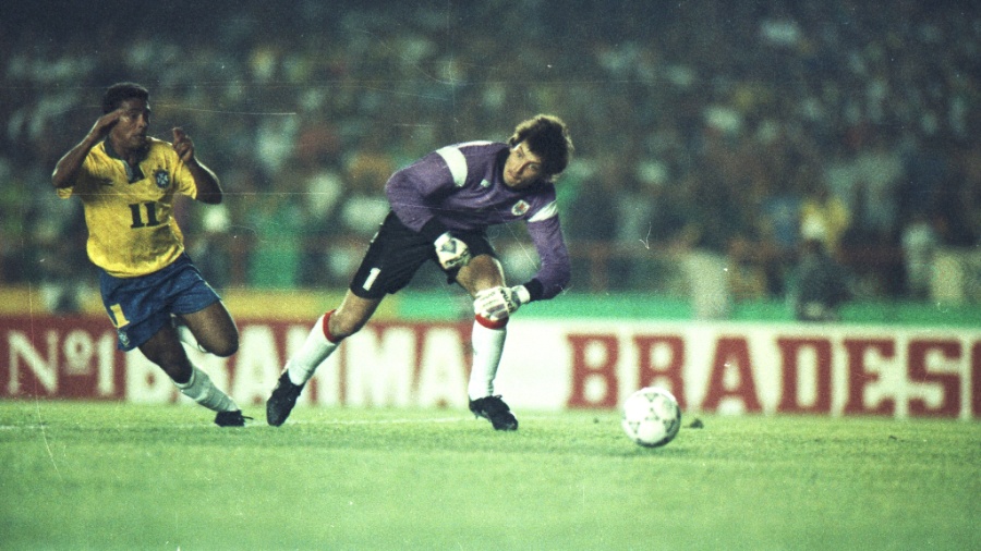 Romário dribla goleiro do Uruguai em jogo no Maracanã pelas Eliminatórias para a Copa de 1994 - Pisco Del Gaiso/Folhapress