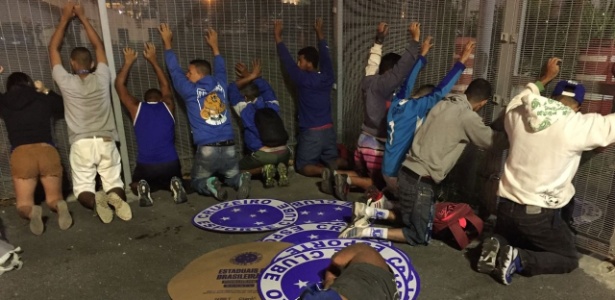 Torcedores do Cruzeiro detidos após confusão com flamenguistas - Pedro Ivo Almeida/UOL