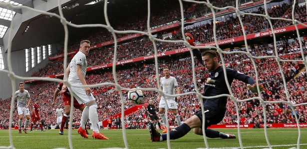 De Gea estica o pé para fazer ótima defesa para o Manchester United - Carl Recine/Reuters