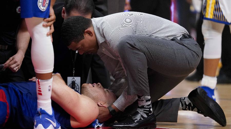 Blake Griffin é atendido em quadra após sofrer uma concussão na partida contra os Warriors - Kelvin Kuo-USA TODAY Sports