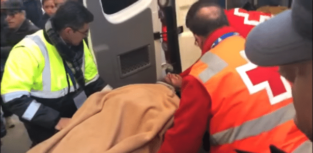 O argelino Lacen deixa o campo de ambulância no jogo contra o Atlético de Madri - Reprodução