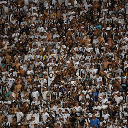 Torcida do Santos no Pacaembu