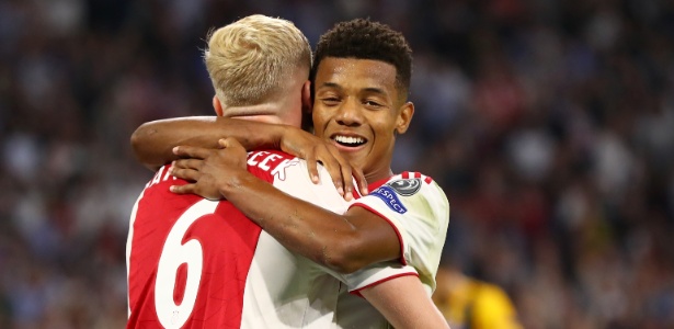 O brasileiro David Neres comemora gol marcado pelo Ajax, da Holanda - Dean Mouhtaropoulos/Getty Images