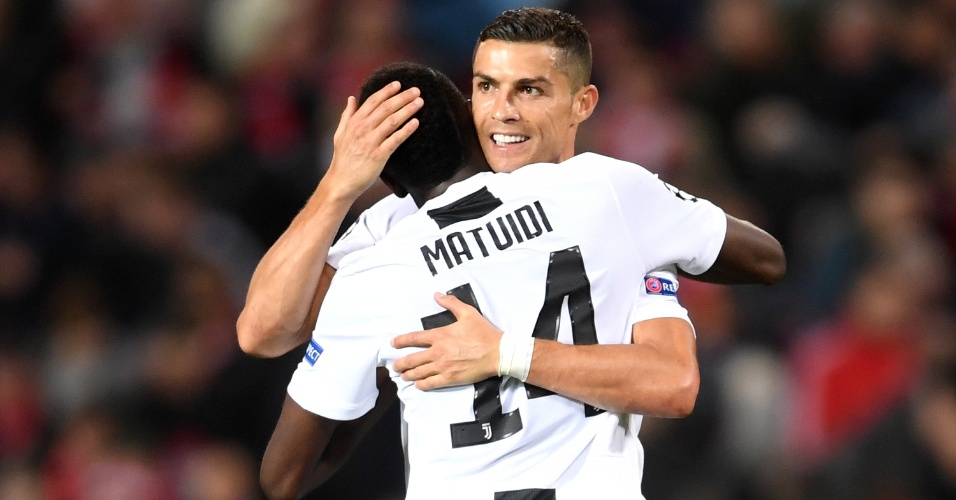 Matuidi e Cristiano Ronaldo celebram vitoria contra o United, pela Liga dos Campeões