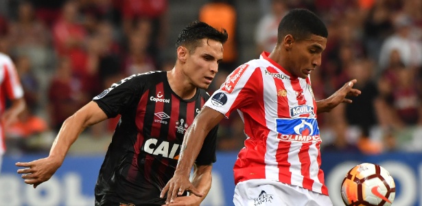 Raphael Veiga, durante partida entre Atlético-PR e Junior de Barranquilla - NELSON ALMEIDA / AFP - NELSON ALMEIDA / AFP