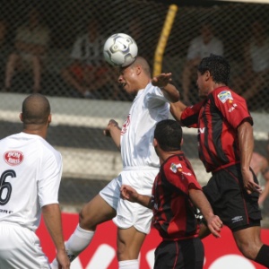 André Luís, jogando pelo Santos em 2003 contra o Atlético-PR pelo Campeonato Brasileiro - Fernando Santos/Folha Imagem - Fernando Santos/Folha Imagem