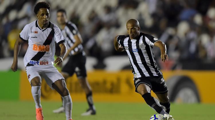 Carlos Sánchez, durante partida entre Santos e Vasco - Thiago Ribeiro/AGIF - Thiago Ribeiro/AGIF