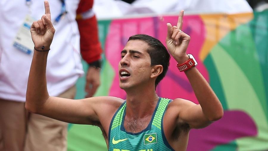 Caio Bonfim comemora a medalha de prata na marcha atlética de 20 km no Pan de Lima -  LUKA GONZALES / AFP