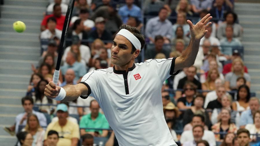 Roger Federer rebate bola durante a partida contra Damir Dzumhur - TIMOTHY A. CLARY / AFP