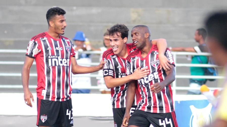 Jogadores do São Paulo comemoram gol de Toró contra o CSA - THALITA CHARGEL/FUTURA PRESS/ESTADÃO CONTEÚDO