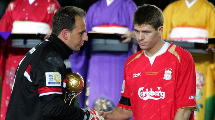 Rogério Ceni cumprimenta Steven Gerrard após a final do Mundial de Clubes de 2005 - REUTERS/Issei Kato