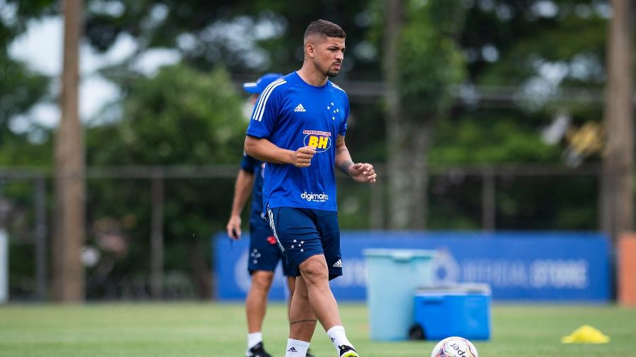 Judivan em ação durante treino do Cruzeiro; jogador pode perder a vaga no time titular - Bruno Haddad/Cruzeiro